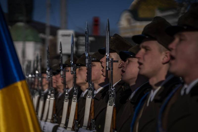 俄罗斯表示，一些参加军事演习的部队将开始返回到他们的基地。这增加了克里姆林宫可能不会立即入侵乌克兰的希望。图为仪仗队士兵高唱国歌。（美联社）(photo:LTN)