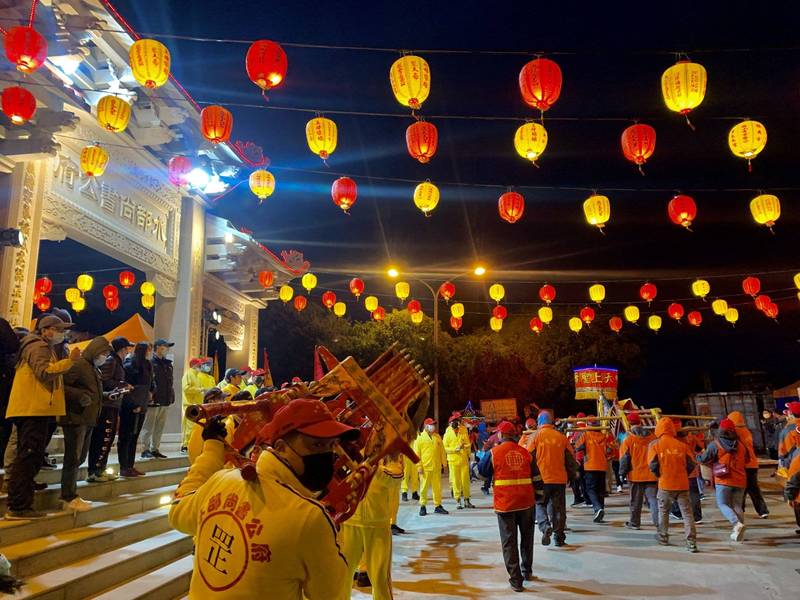 馬祖北竿元宵擺暝文化祭活動邁入高潮，北竿各宮廟15日從下午到晚上迎神巡香，各廟隊伍陸續巡繞全島會香，塘岐水部尚書公府也陸續接待前來做客的其他廟宇隊伍，擺暝慶典從清早一路忙至深夜。（中央社）