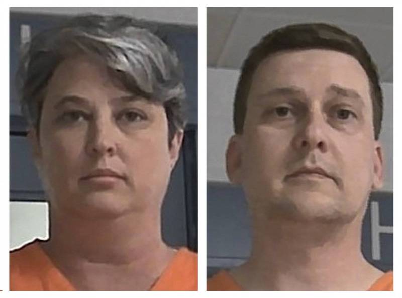 美国海军核子工程师托贝（右）及其妻黛安娜（左）合谋向外国政府出售核潜舰机密，托贝在14日举行的听证会中认罪。（美联社）(photo:LTN)