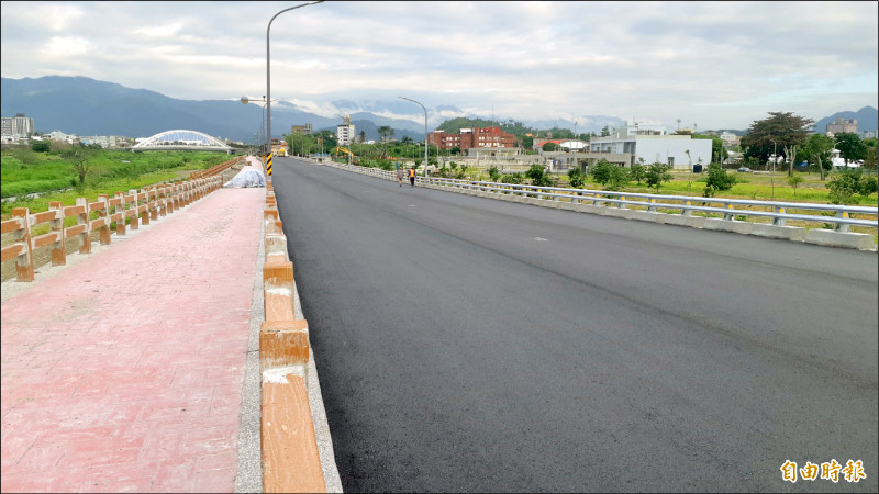 台東市太平溪左岸豐里橋到新豐里橋間的水防道路已鋪上柏油，步道也進行收尾。（記者黃明堂攝）