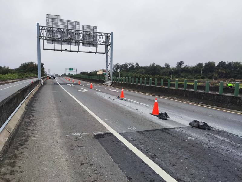 砂石車車斗故障，泥土跟水泥塊沿西濱掉不停。（記者蔡政珉翻攝）