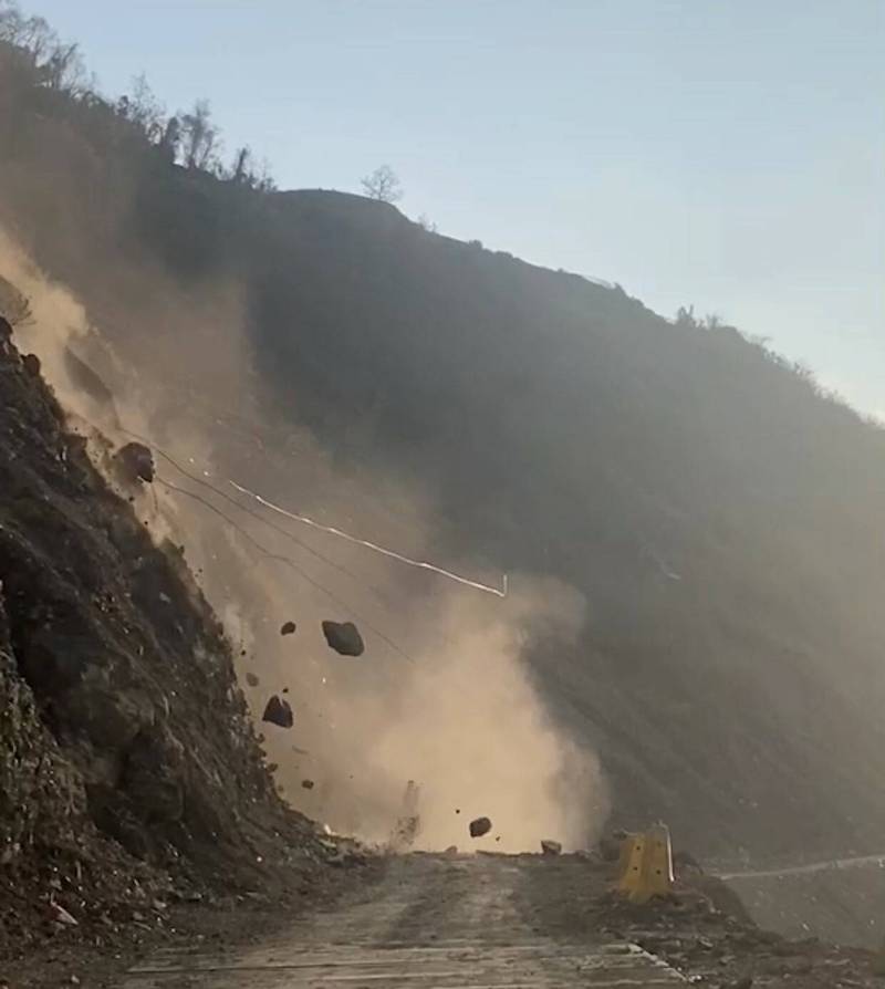 疑受下午花蓮地震影響，仁愛鄉力行產業道路15.8K翠巒路段傍晚再度嚴重坍方落石，大小石塊如雨下，人車緊急閃避，交通中斷。（村長高政光提供）