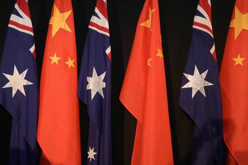 澳洲國旗與中國五星旗。（法新社）