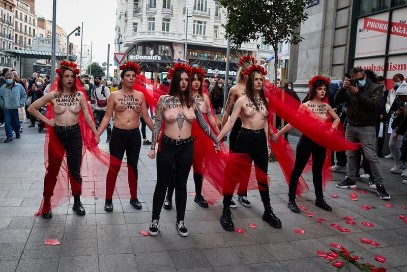 女权主义团体Femen为抵制男性暴力，于西班牙街头「解放上空」，并于胸前写上抗议标语。（图撷取自脸书_FEMEN）(photo:LTN)