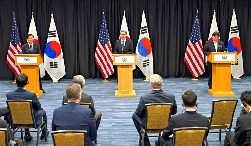 美國國務卿布林肯（中）、日本外相林芳正（右）、南韓外交部長鄭義溶（左）12日會談後發表聯合聲明。（美聯社）
