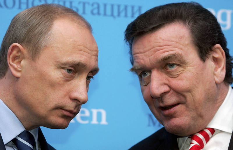 普廷（左）与施洛德（右）私交甚笃，对于施洛德获提名为俄国天然气工业公司董事，普廷表示力挺。图为两人2004年的同框画面。（法新社档案照）(photo:LTN)