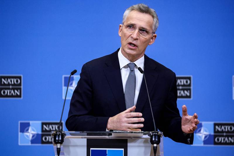 北大西洋公約組織（NATO）秘書長史托騰柏格（Jens Stoltenberg）在北約國防部長會議前召開記者會。（法新社）