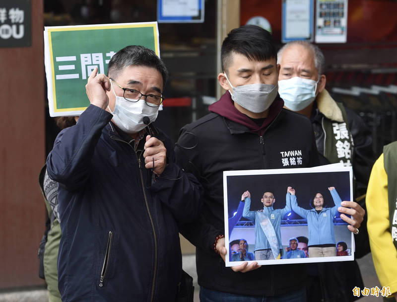 民進黨新北市第九選區市議員提名規則惹議，參選人張銘祐（右）16日至中央黨部中常會外陳情，希望向主席蔡英文爭取公平初選的機會，也對同選區參選人黃琳的新黨背景提出質疑。正國會中常委陳茂松（左）也到場聲援張銘祐。（記者羅沛德攝）