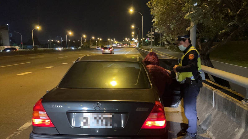 老翁將車停在路肩閉目養神，員警及時趕抵制止。（警方提供）