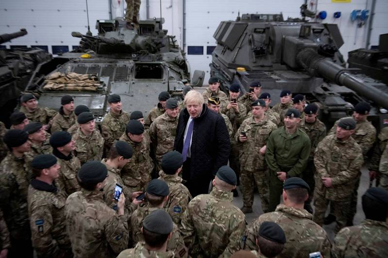 英國將加倍部署駐愛沙尼亞英軍。圖為英國首相強森2019年視察駐愛沙尼亞英軍。（歐新社）