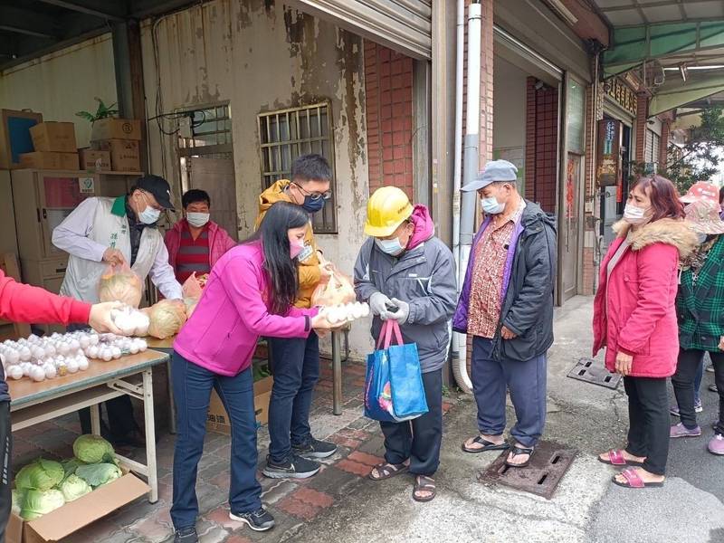 彰化縣議員賴清美在服務處分送愛心人士贊助的民生物資，其中愛心蛋農就捐出1200顆雞蛋。（記者劉曉欣翻攝）