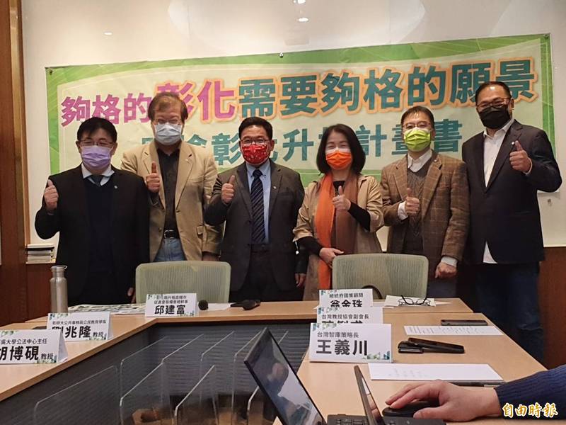 民進黨彰化縣長潛在人選、彰化市前市長邱建富（左三）等人今舉行記者會。（記者謝君臨攝）