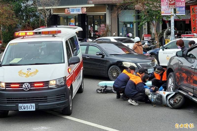 南投市南陽路發生機車與休旅車擦撞的交通事故，消防人員就受傷的婦人進行救護情形。（記者謝介裕攝）