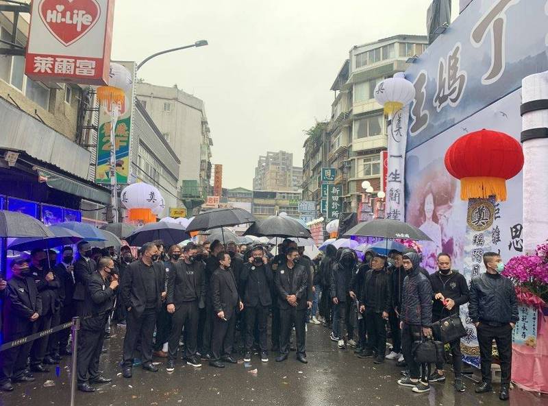 台北市萬華區「頭北厝」角頭大哥王春成，今日為母親在梧州街一處停車場舉辦告別式。（記者劉慶侯翻攝）