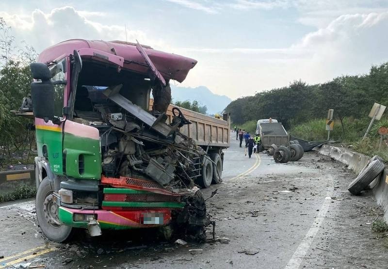 砂石車對撞…車頭撞爛輪子噴飛 1司機命危急救中 - 社會 - 自由時報電子報