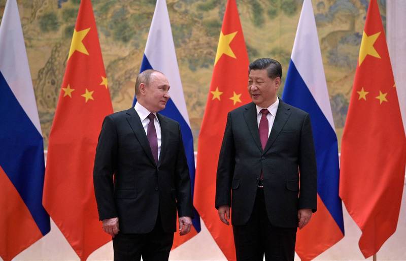 外媒刊文分析指出，中國被夾在兩大勢力中間，陷入被動困境，即北京不得不支援俄羅斯，但卻將導致該國與西方關係進一步惡化，拖累已嚴重放緩的中國經濟。（美聯社）