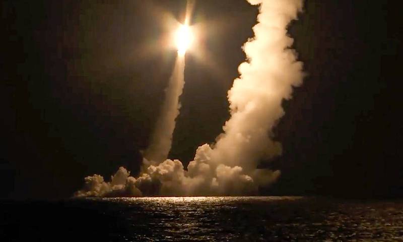 日经警告，俄乌危机可能增加亚洲安全风险。图为俄国弗拉基米尔．莫诺马赫号战略核潜舰2020年12月在鄂霍次克海发射洲际弹道飞弹。（美联社档案照）(photo:LTN)