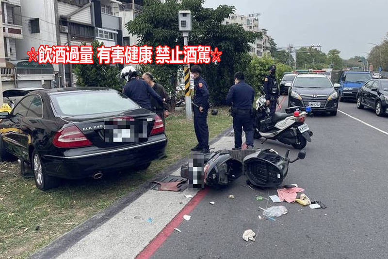 黑色賓士轎車駕駛酒駕逆向撞到3輛等紅燈機車。（民眾提供；本報合成）