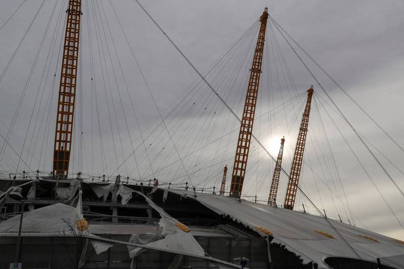 東倫敦的千禧巨蛋（Millennium Dome）屋頂遭到狂風破壞，出現了一個巨大開口。（路透）