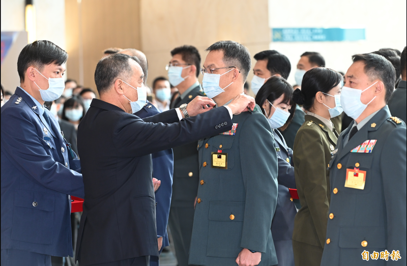 國軍中少將晉任為每年的1月丶7月各實施一次，為提振軍士官士氣，國防部已預告修法，將改為每月實施一次，大幅縮短晉任等候期。圖為國防部「民國111年上半年陸海空軍將官晉任布達暨授階典禮」，由國防部長邱國正授予晉升將官官階。（資料照）