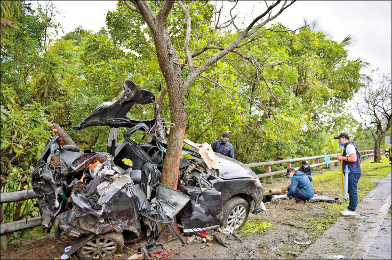 花蓮市戴姓男子駕車打滑，自撞路樹後，車子扭曲變形成廢鐵。（記者王峻祺翻攝）