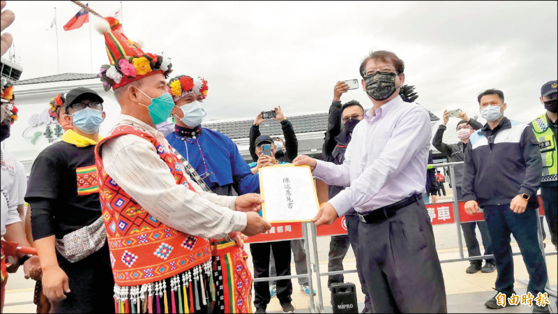 卑南族十個部落族人昨前往台東航空站遞交陳情書，要求把天空還給部落及撤銷裁罰。（記者陳賢義攝）