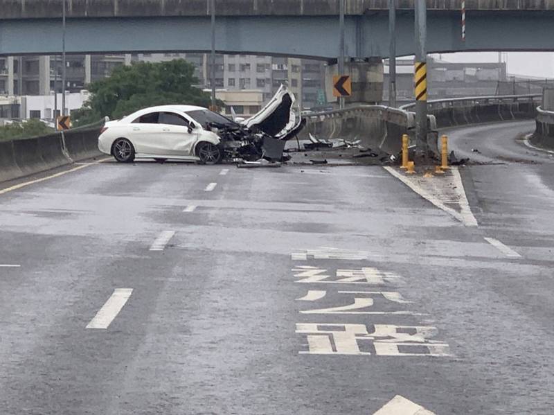 賓士車自撞匝道口，車頭幾乎全毀。（民眾提供）