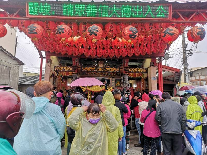 台中市沙鹿區三鹿里保安宮舉辦摸彩紅包活動 ，吸引大批民眾冒雨前往。（圖由民眾提供）