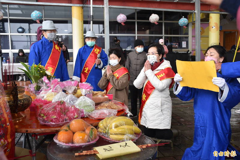 桃園市政府客家事務局舉辦天穿日古禮祭天祈福儀式，由局長黃傅淑香（右2）主祭祈福。（記者李容萍攝）