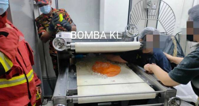 约20岁华裔女子在操作食品工厂机器时，右手不慎被卷进机器，导致右手掌被机器碾压，呈现血肉模煳。（翻摄自马来西亚消防局）(photo:LTN)