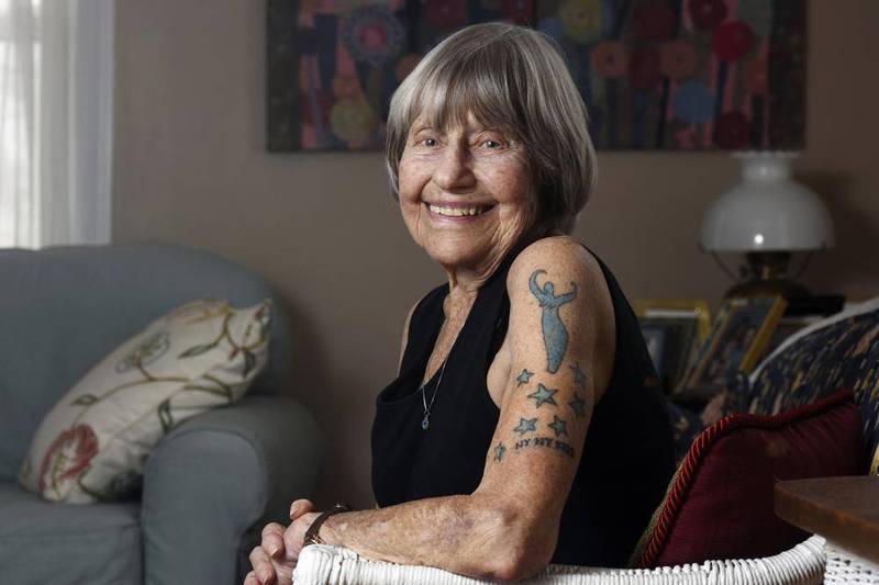 美國密西根州老奶奶韋伯格為了慶祝百歲生日，在左手臂留下「NY NY 1922」的刺青，至於地母神和星星則是她80歲、90歲刺的。（美聯社）