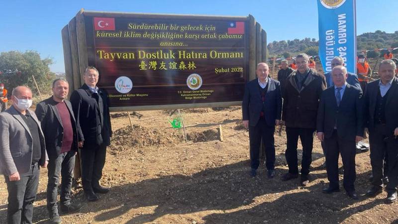 駐土耳其代表黃志揚（左3）、土耳其國會內政委員會主席古凡克（前右3）等人20日在卡拉曼馬拉斯省台灣友誼森林種3萬株土耳其松。（駐土耳其代表處提供，中央社）