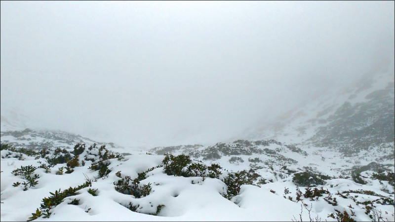 寒流來襲，雪霸國家公園雪山圈谷積雪深達70公分，不少登山路線結冰。（圖：雪管處提供）