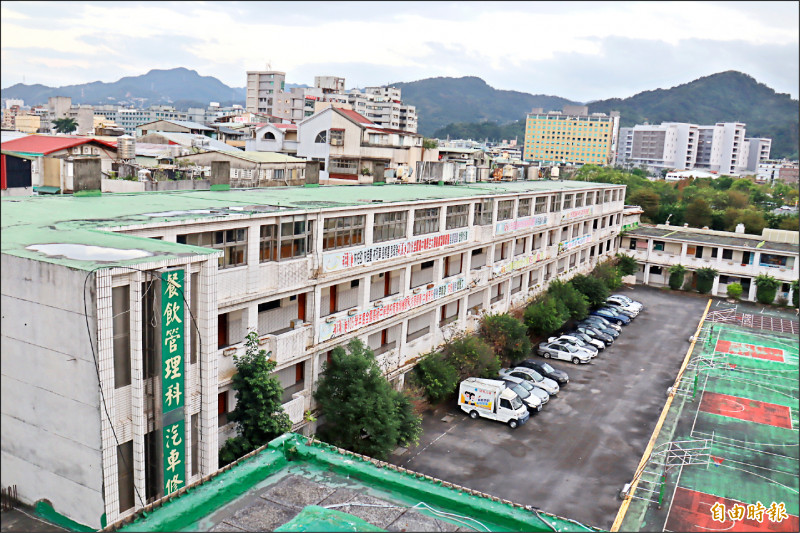 開明高職今年熄燈後，未來將轉型為非營利幼兒園，中長期目標朝向長照機構發展。（記者翁聿煌攝）