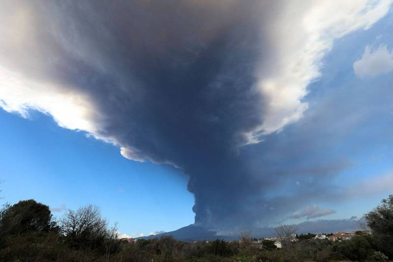 义大利埃特纳（Mount Etna）火山今天再次爆发，喷出浓烟与灰烬。（路透）(photo:LTN)