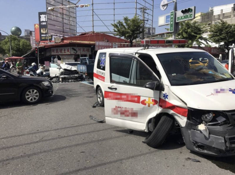 綠燈未禮讓救護車碰撞被告求償，被告辯癲癇病患不符緊急救護，主張自己有路權，結果敗訴需賠償復原。示意圖，與本新聞無關。（資料照）