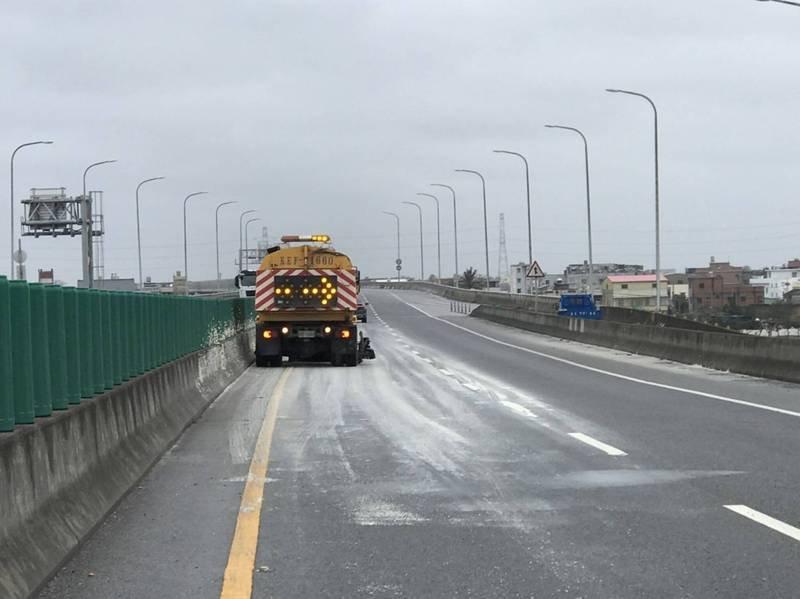 快速道路路面一片白，原來是豆腐渣掉落一地。（記者詹士弘翻攝）