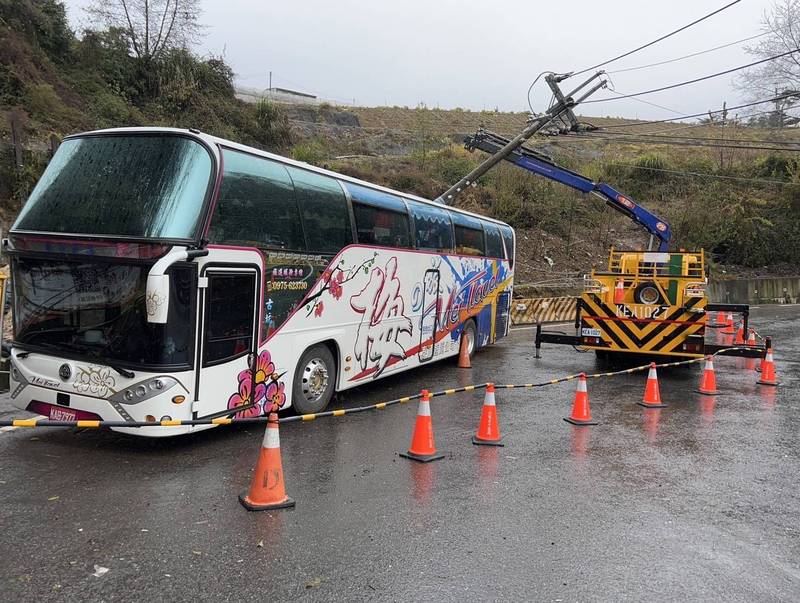 梨山電桿滑落與斷裂，壓到遊覽車，台電搶修。（台電提供）