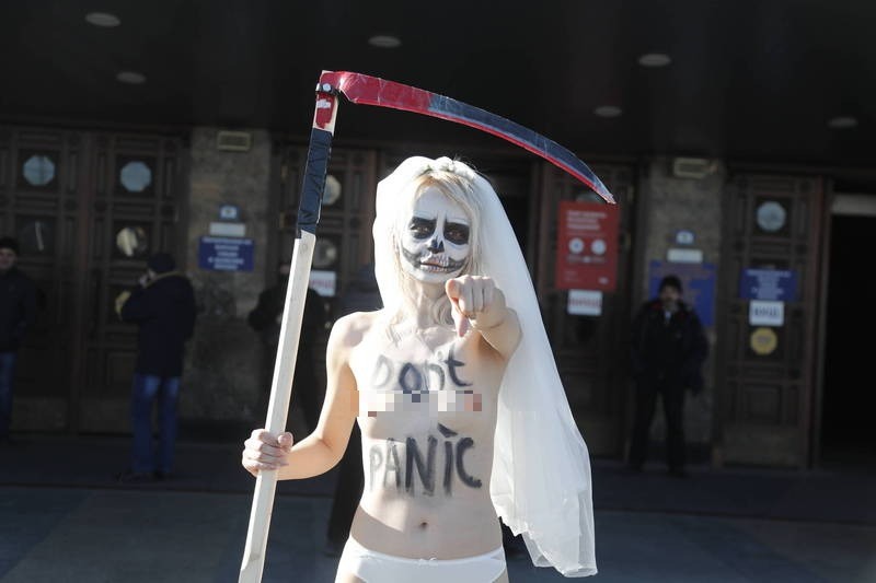 乌克兰极端激进女性主义抗争团体「Femen」一名成员，今日在乌克兰基辅车站脱光上身，仅着一条内裤，并在胸腹上写着「Don't PANIC」，唿吁民众不要紧张。（欧新社）(photo:LTN)