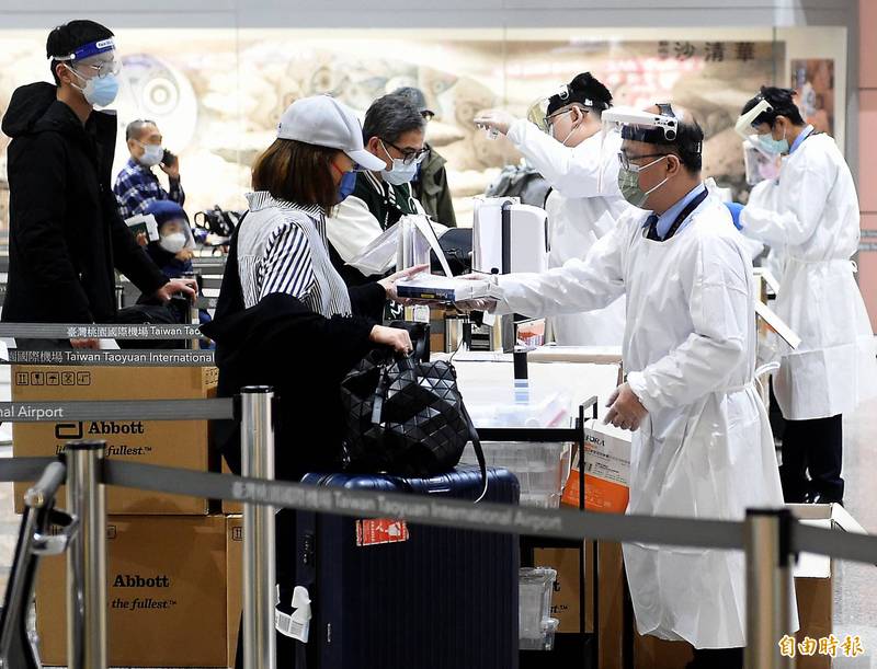 桃園機場入境大廳保全人員全身穿戴防護裝備為旅客服務。示意圖（資料照）