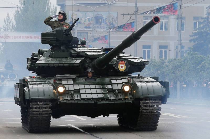 《路透》记者表示，在普廷承认乌东两共和国独立地位后，他在顿内茨克看到包括战车在内的军用车辆纵队。图为顿内茨克人民共和国士兵驾驶战车示意图。（路透）(photo:LTN)