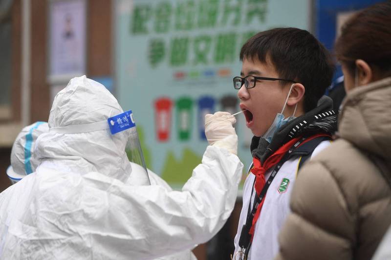 中國武肺疫情未平，又逢香港地區爆發嚴峻疫情，21日中國新增至少68例香港輸入之病例。（法新社）