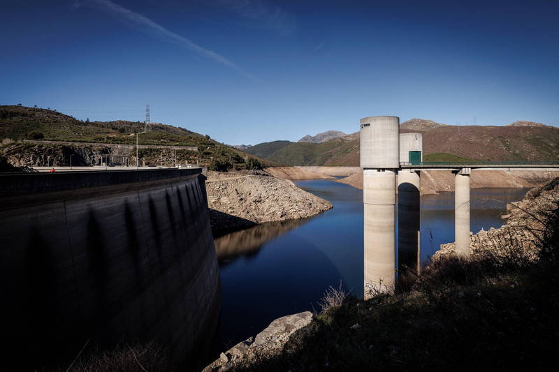葡萄牙境內逾9成土地陷嚴重乾旱，從水庫的低水位可以得知葡萄牙冬季乾旱的狀況已經越來越嚴重。（歐新社）
