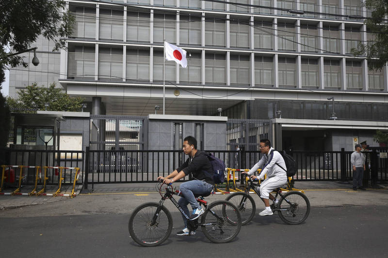 日本駐中國大使館職員遭到中國當局扣留，日本外務事務次官森健良昨晚召見中國駐日臨時代理大使楊宇表達嚴重抗議。圖為位在北京的日本大使館。（美聯社）