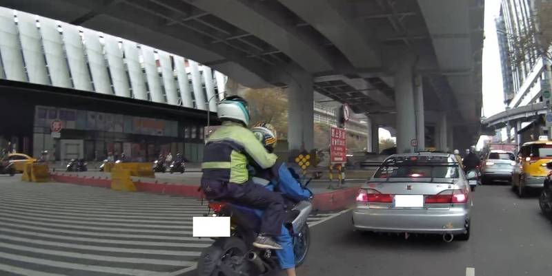 林男駕車鬼切，還踩油門向後方的重機騎士挑釁。（記者王冠仁翻攝）