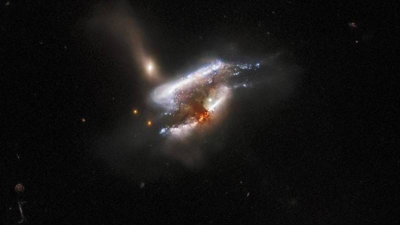 這張影像由 NASA/ESA 哈伯太空望遠鏡拍攝到的畫面，圖中相互作用的星系三重奏為 IC 2431，位於巨蟹座。（翻攝自ESA官網）