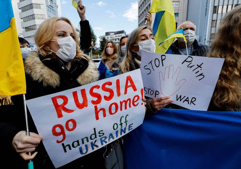 住日本的乌克兰民众23日集结在俄驻日使馆外抗议。（路透）(photo:LTN)