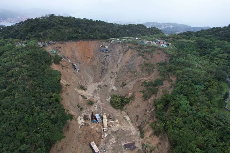 基隆市今年迄昨天（23日）僅有一天沒下雨，槓子寮山區道路崩落土石沖落下方，土石覆蓋下方教忠公園，影響道路長度約80公尺、寬度40公尺、深度約24公尺，整個山頭幾乎削掉一大半，初估崩落土石有6萬4千立方米。（記者俞肇福翻攝）