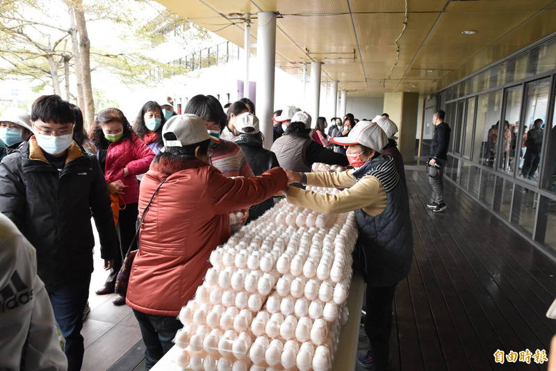 雲林雞蛋產銷班義賣雞蛋，一盒40元，每人限購5盒，吸引民眾搶購。（記者黃淑莉攝）