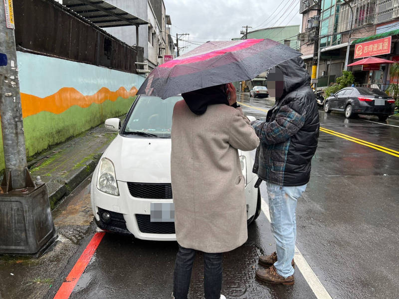 2名女書記官站在路邊吹冷風，苦守林男的轎車1小時，終於成功追回欠款。（新北分署提供）